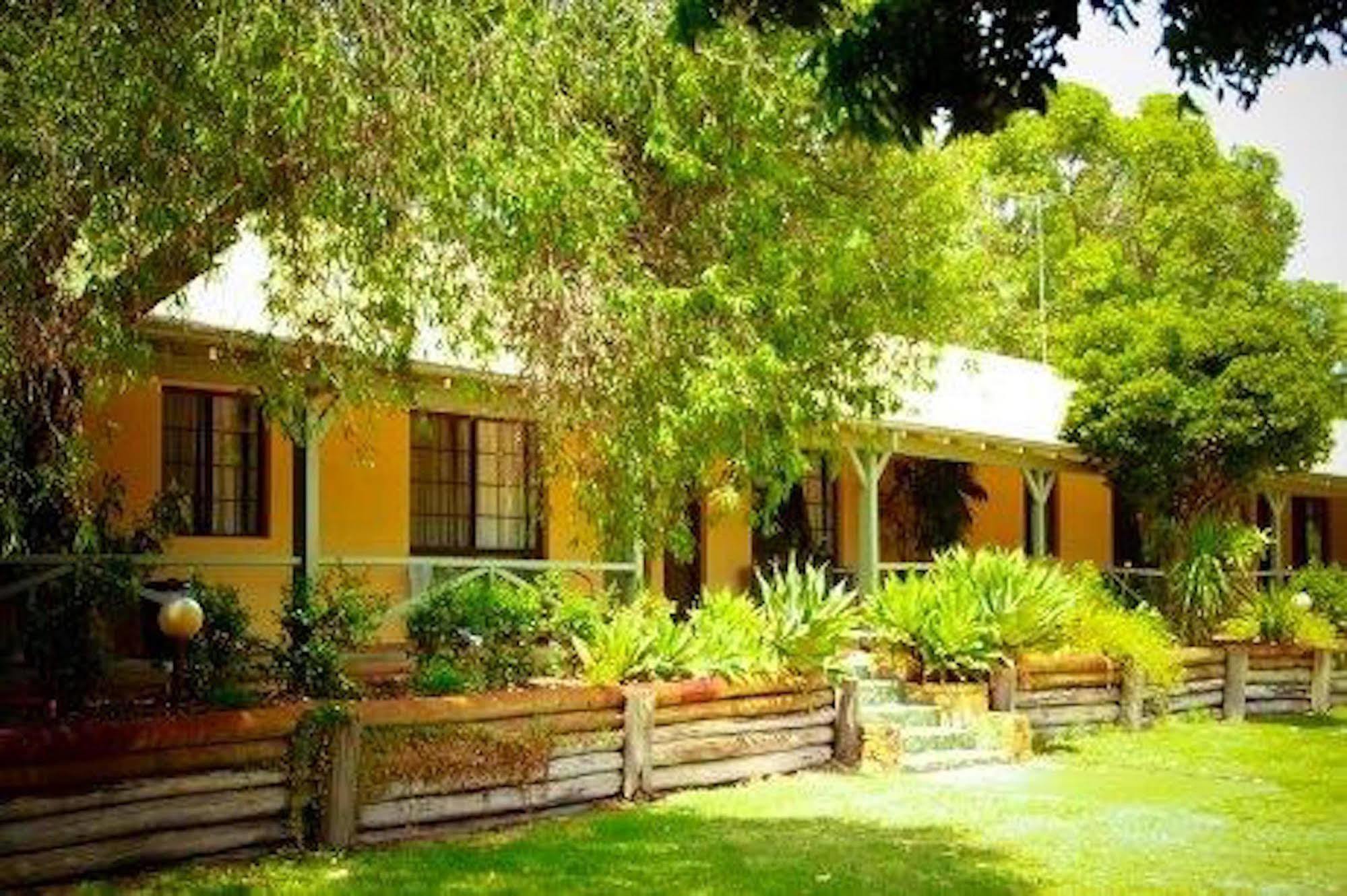 Ravenswood Hotel Exterior foto